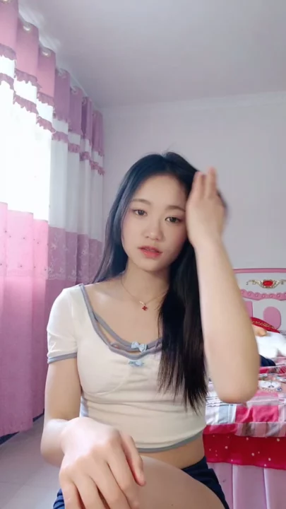 Screenshot 4 from Chinoise amateur en POV — Qianqian se fait sauter avec un gode blanc en lingerie
