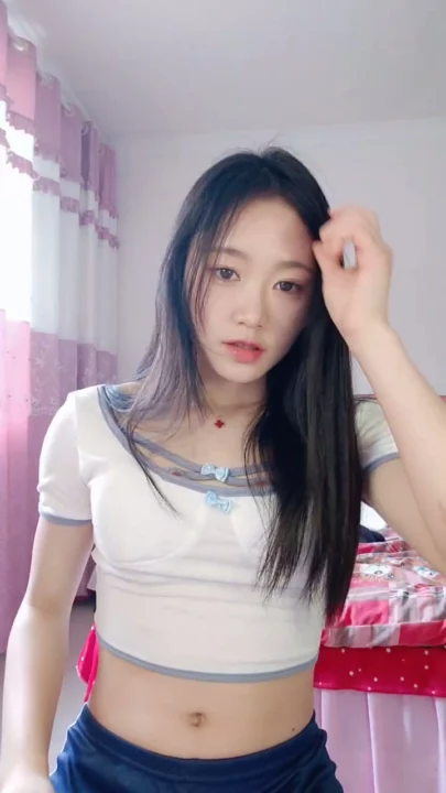 Screenshot 5 from Chinoise amateur en POV — Qianqian se fait sauter avec un gode blanc en lingerie
