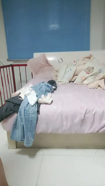 Chinesisches Amateur-POV — Schulmädchen-Uniform Blowjob und Creampie im Hotel