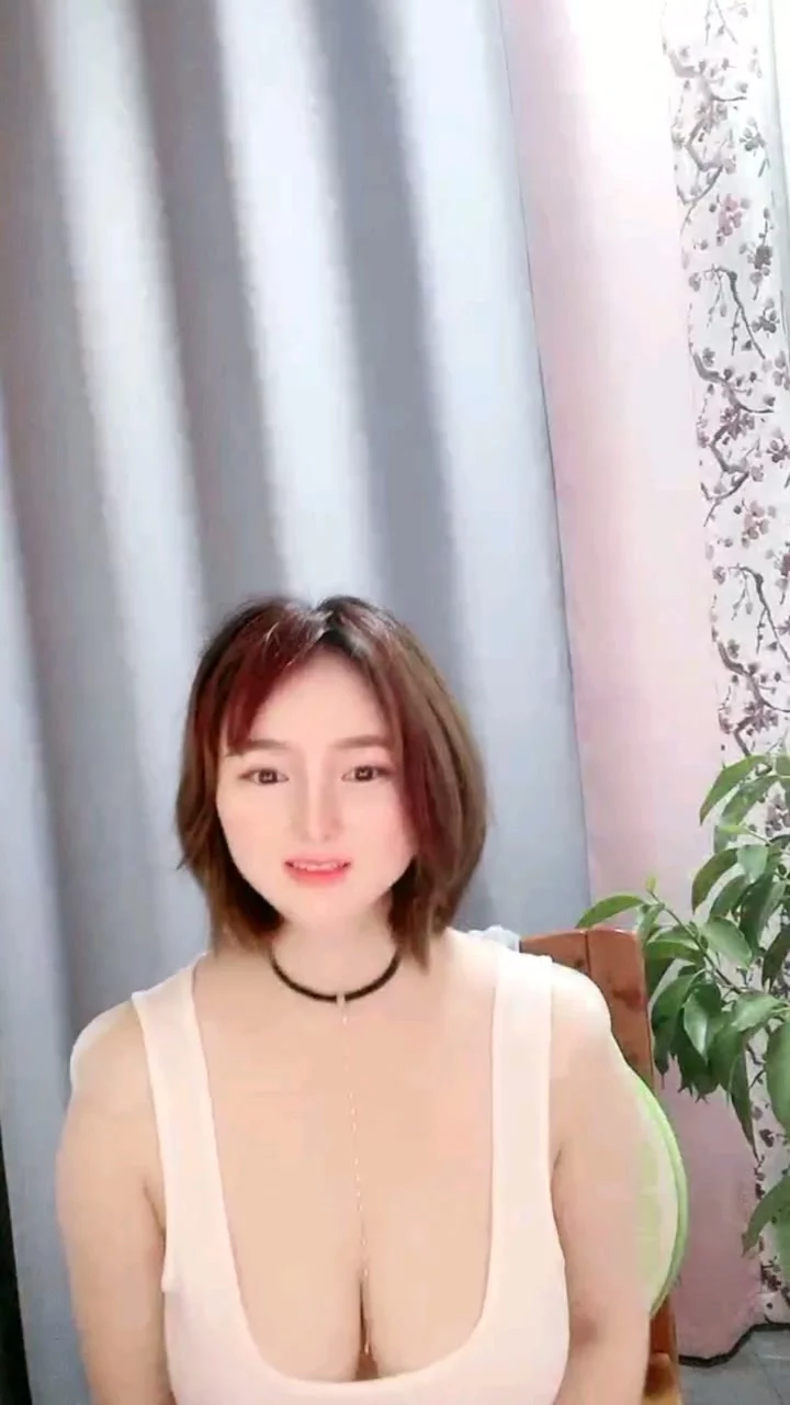 Video abspielen: Chinesischer Amateur POV Titfuck — üppige Schönheit mit sichtbarem Gesicht in Dessous