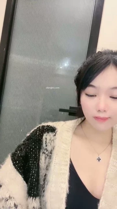 Screenshot 17 from Chinese Amateur POV Uncensored — Mengmeng’s Bedroom Tease with Off-Frame Hands