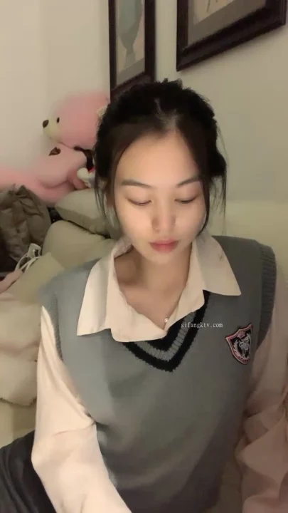 Screenshot 2 from Chinese Amateur Schoolgirl Uniform Showcase — Face Revealed Petite Beauty [Lulu]