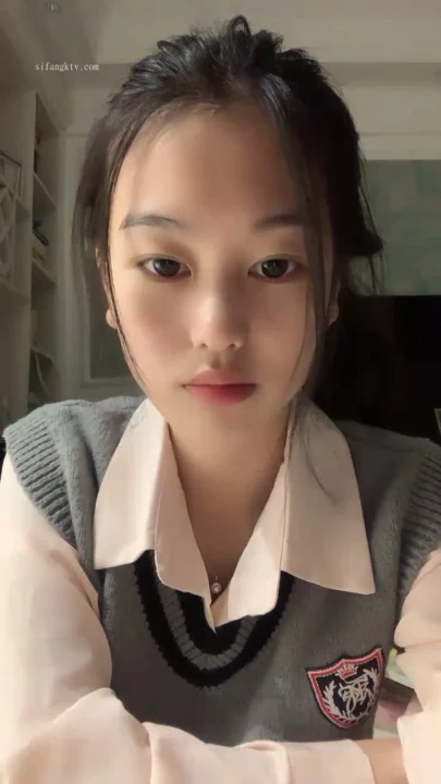 Screenshot 3 from Chinese Amateur Schoolgirl Uniform Showcase — Face Revealed Petite Beauty [Lulu]