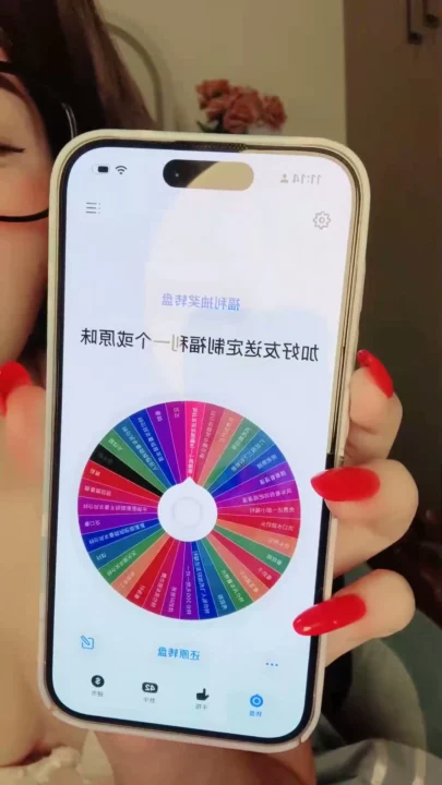 Screenshot 13 aus Chinesische Amateur-Schlampe fingert ihre nasse Muschi mit Dildo vor der Cam
