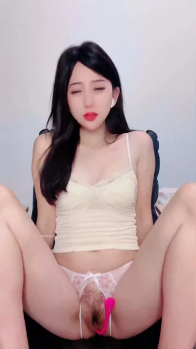 Screenshot 17 aus Chinesische Amateur-Schlampe fingert ihre nasse Muschi mit Dildo vor der Cam