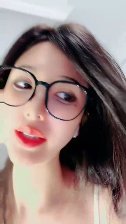 Screenshot 20 aus Chinesische Amateur-Schlampe fingert ihre nasse Muschi mit Dildo vor der Cam