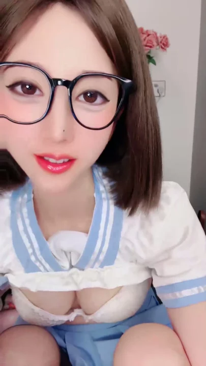 Screenshot 10 aus Chinesische Amateur-Schlampe fingert ihre nasse Muschi mit Dildo vor der Cam