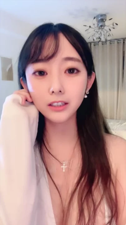 スクリーンショット 2 から Chinese Amateur Slut Pounds Pussy with Dildo in Lingerie