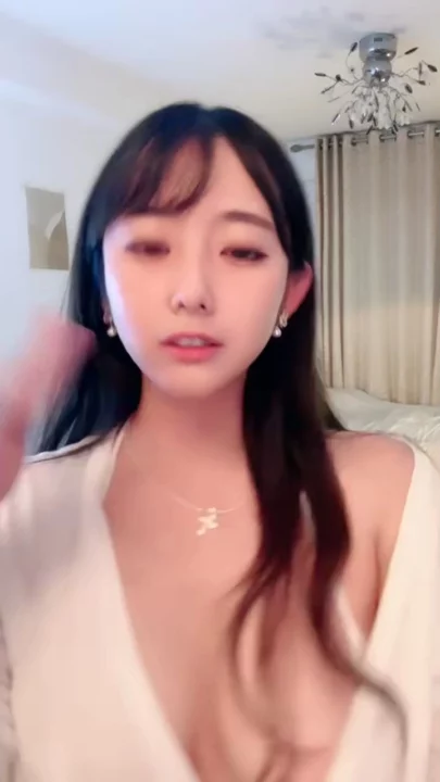 スクリーンショット 4 から Chinese Amateur Slut Pounds Pussy with Dildo in Lingerie