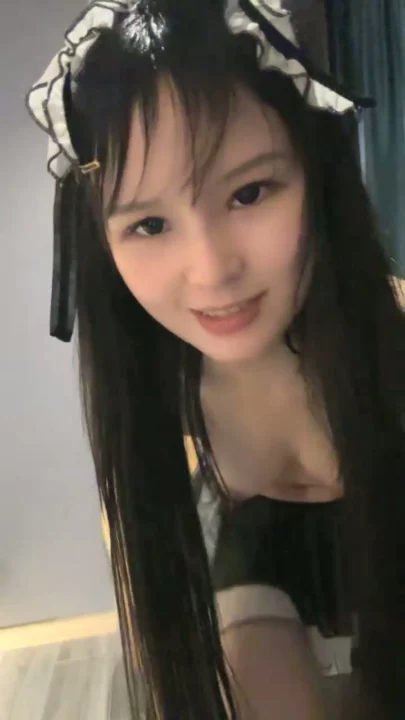 Screenshot 2 from 중국 아마추어 첫 솔로 — 작고 귀여운 얼굴 공개, 보라색 딜도로 달콤한 자위