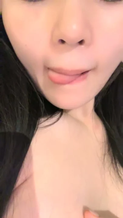 Screenshot 7 from 중국 아마추어 첫 솔로 — 작고 귀여운 얼굴 공개, 보라색 딜도로 달콤한 자위