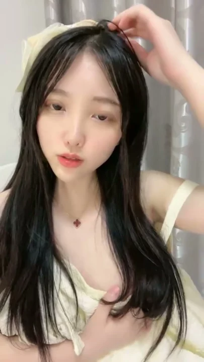 中国人アマチュアのランジェリーティーズ — クリーム色のローブをまとった小柄なアジアン美女が剃ったまんこを大胆に披露 のスクリーンショット 2