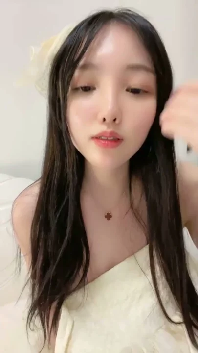 中国人アマチュアのランジェリーティーズ — クリーム色のローブをまとった小柄なアジアン美女が剃ったまんこを大胆に披露 のスクリーンショット 11