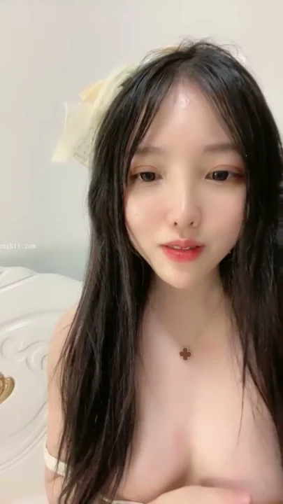 中国人アマチュアのランジェリーティーズ — クリーム色のローブをまとった小柄なアジアン美女が剃ったまんこを大胆に披露 のスクリーンショット 13