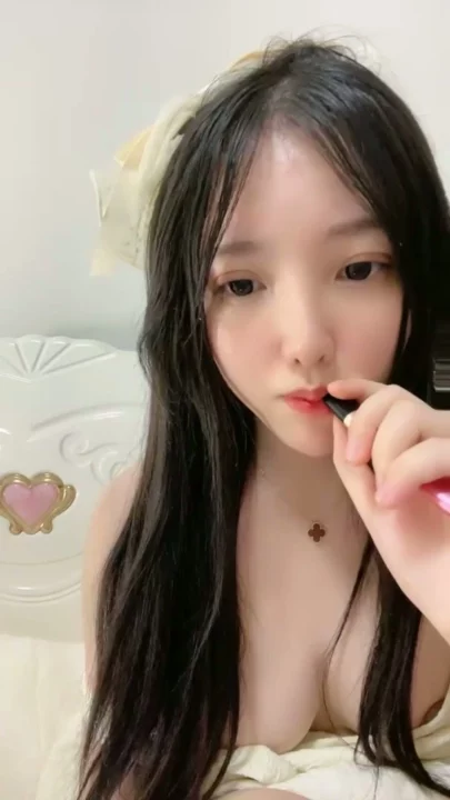 中国人アマチュアのランジェリーティーズ — クリーム色のローブをまとった小柄なアジアン美女が剃ったまんこを大胆に披露 のスクリーンショット 15