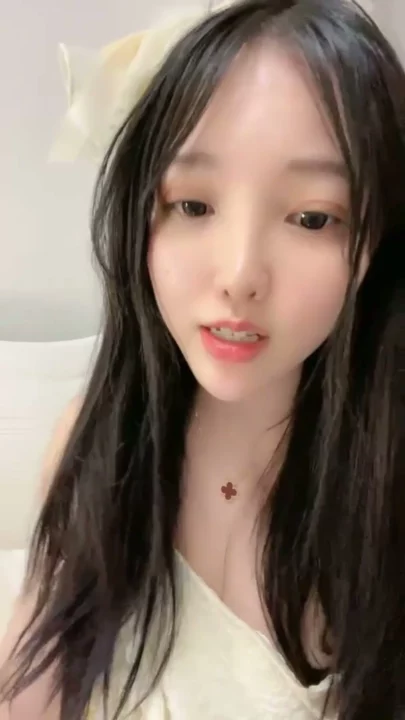 中国人アマチュアのランジェリーティーズ — クリーム色のローブをまとった小柄なアジアン美女が剃ったまんこを大胆に披露 のスクリーンショット 3