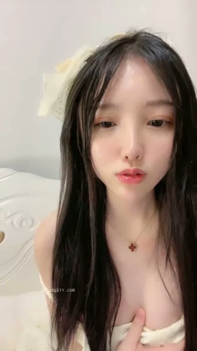 中国人アマチュアのランジェリーティーズ — クリーム色のローブをまとった小柄なアジアン美女が剃ったまんこを大胆に披露 のスクリーンショット 9