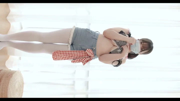 Screenshot 3 from Chinesa Amadora Solitária — Beleza Mascarada Se Estimula com Peitos Modestos em Meias