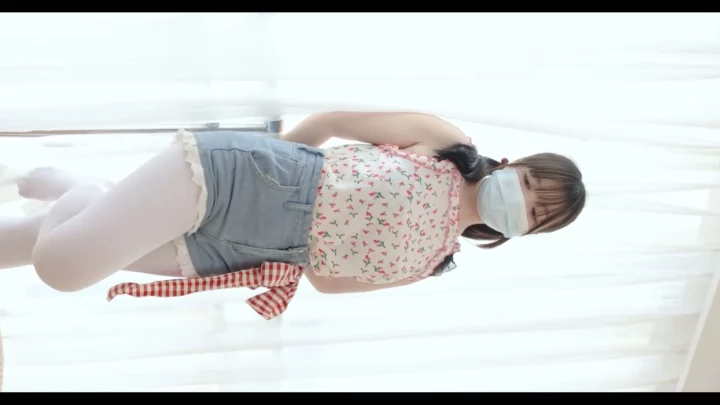 Screenshot 1 from Chinesa Amadora Solitária — Beleza Mascarada Se Estimula com Peitos Modestos em Meias