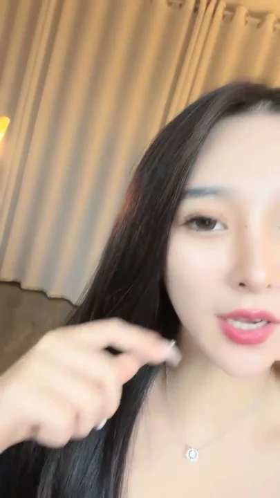 Screenshot 3 from Chinese Amateur Solo Masturbation — Beibei’s Pink Pussy and Silver Necklace Selfie
