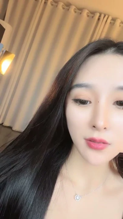 Screenshot 5 from Chinese Amateur Solo Masturbation — Beibei’s Pink Pussy and Silver Necklace Selfie