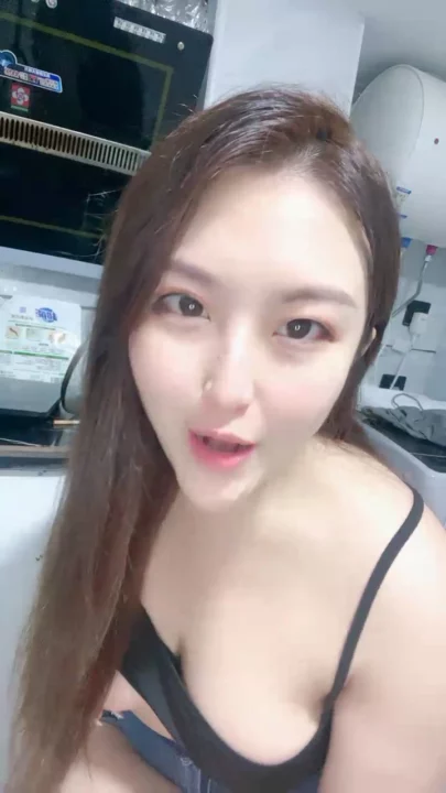Screenshot 2 from 中国业余自拍手淫 — 厨房里用振动棒自拍大奶 [FC2-PPV-4374379]