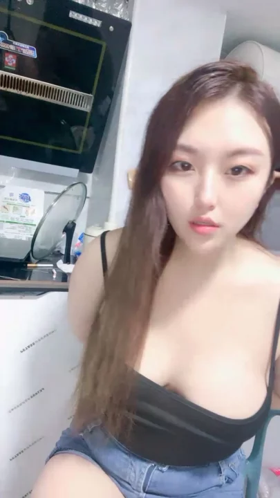 Screenshot 4 from 中国业余自拍手淫 — 厨房里用振动棒自拍大奶 [FC2-PPV-4374379]