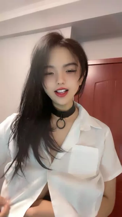 Screenshot 2 aus Chinesische Amateurin masturbiert solo — Gesicht gezeigt und Dessous-Teasing