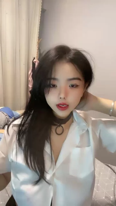 Screenshot 4 aus Chinesische Amateurin masturbiert solo — Gesicht gezeigt und Dessous-Teasing