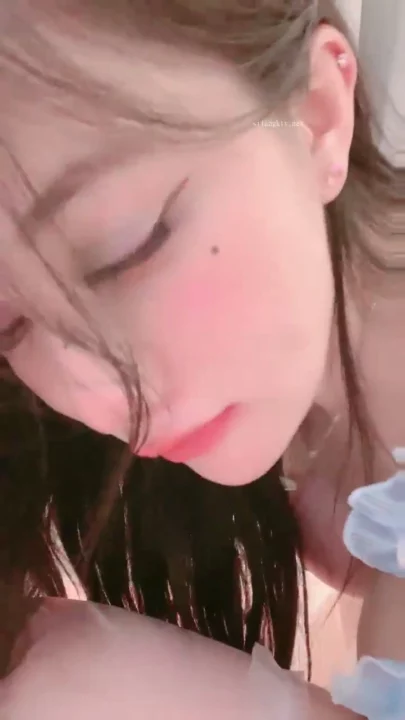 Screenshot 23 from Amateur chinoise se masturbe en solo — Taquinage en lingerie avec visage visible