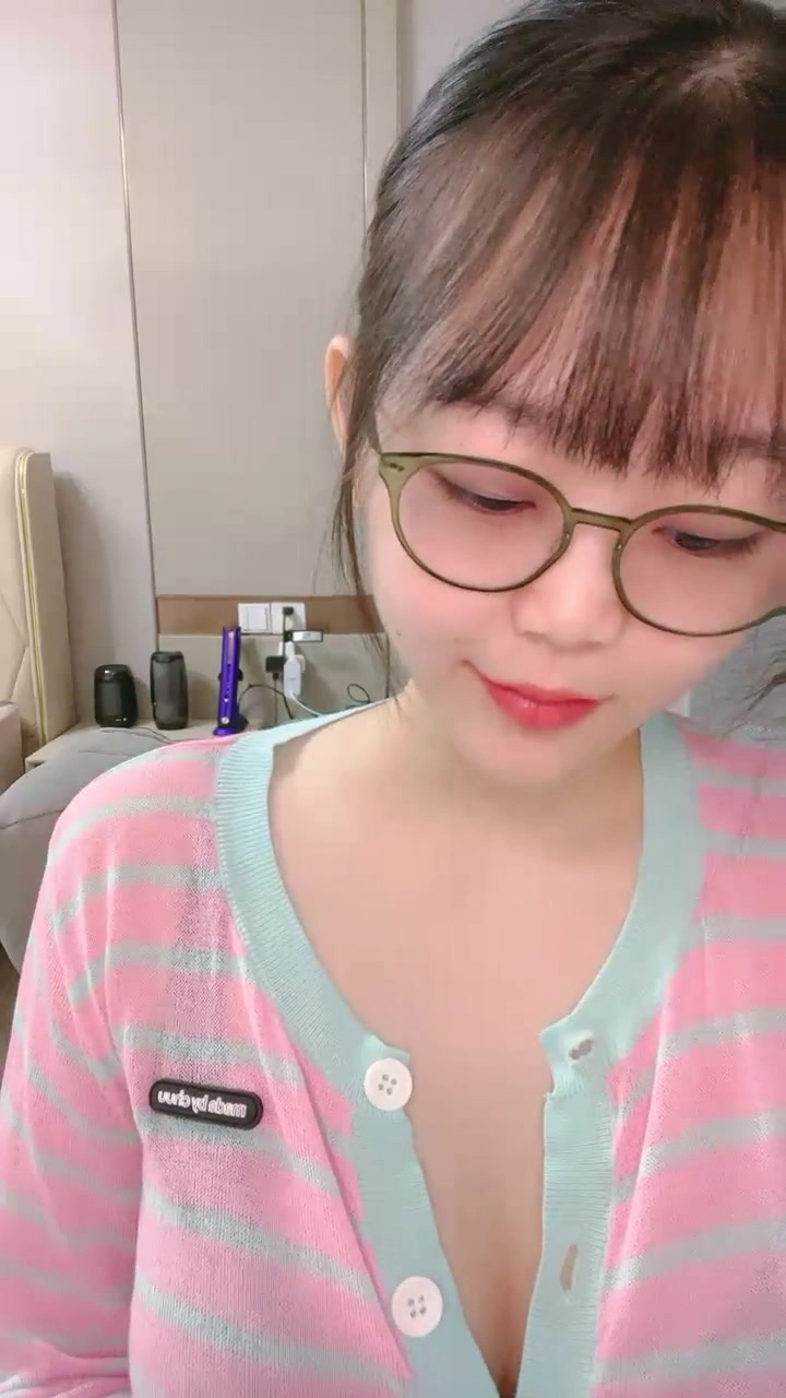 動画を再生:中国アマチュアオナニー — メガネ女子がランジェリー姿で濡れたまんこを指でイジる