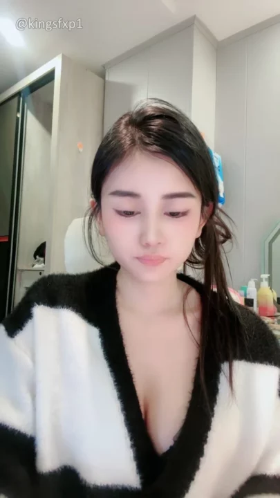 Screenshot 18 aus Chinesische Amateurin Jia Jia masturbiert solo mit pinkem Dildo im Schlafzimmer