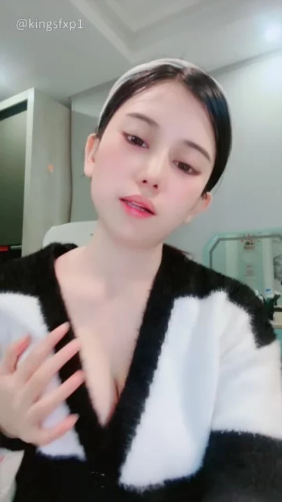 Screenshot 26 aus Chinesische Amateurin Jia Jia masturbiert solo mit pinkem Dildo im Schlafzimmer