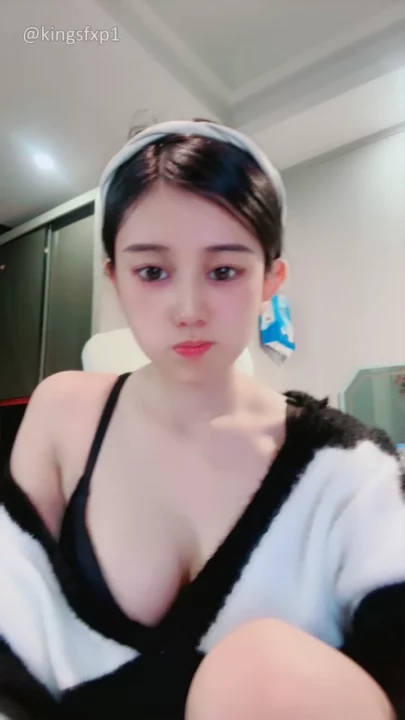 Screenshot 32 aus Chinesische Amateurin Jia Jia masturbiert solo mit pinkem Dildo im Schlafzimmer