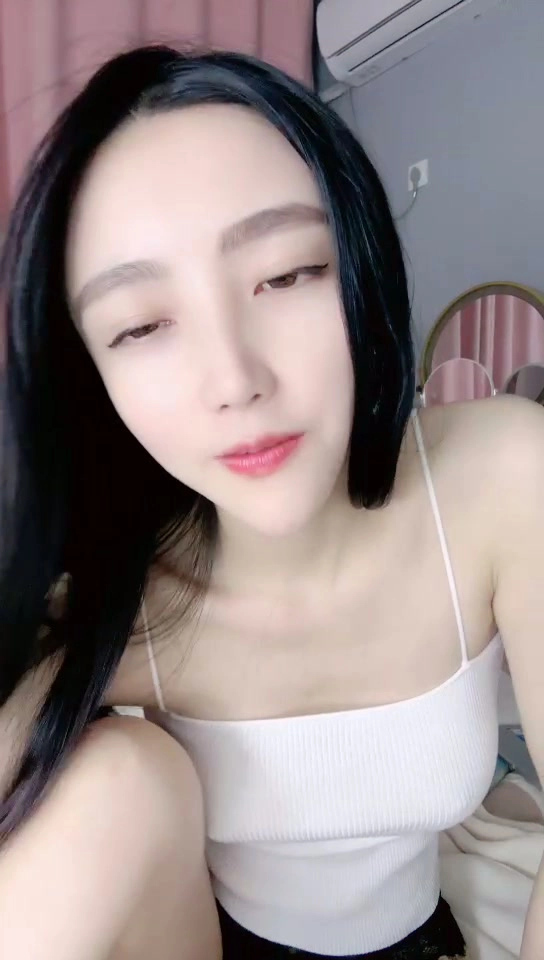 Video abspielen: Chinesische Amateur-Solo-Masturbation — Dessous und Gesicht im Selfie gezeigt