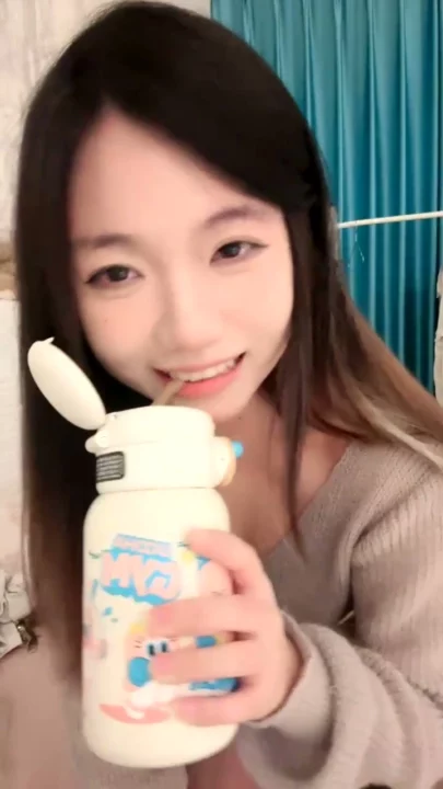 Screenshot 2 from Aficionada China Masturbándose Solita — Ropa Interior y Medias con Dildo