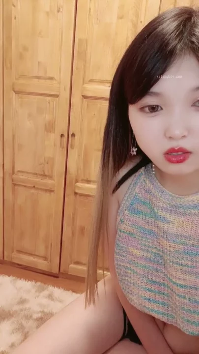 Screenshot 3 from Chinesa Amadora se Masturbando Sozinha — Beleza Pequena de Lingerie e Blusa Arco-Íris