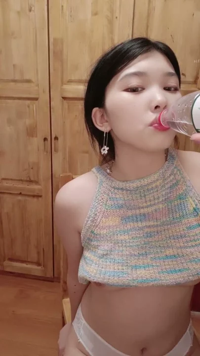 Screenshot 21 from Chinesa Amadora se Masturbando Sozinha — Beleza Pequena de Lingerie e Blusa Arco-Íris