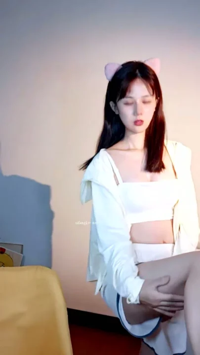 Screenshot 10 from Chinese Amateur Solo Masturbation — Petite Beauty with Cat Ears on Cam
