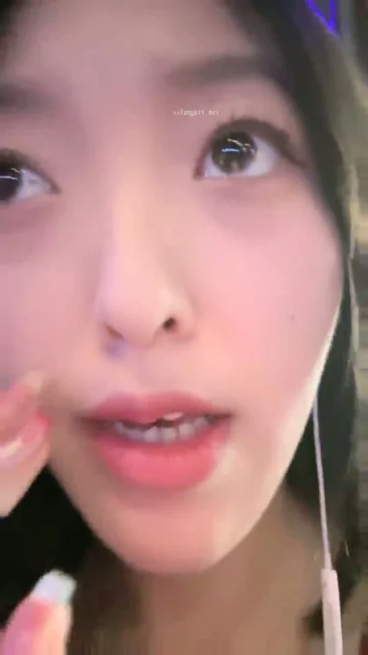 Screenshot 20 from Chinese Amateur Solo Masturbation — Petite Beauty with Toys in Lingerie