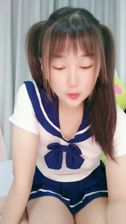 Screenshot 2 aus Chinesische Amateur-Solo-Masturbation — Schulmädchen-Uniform und Glas-Dildo [Abczp.Xyz]