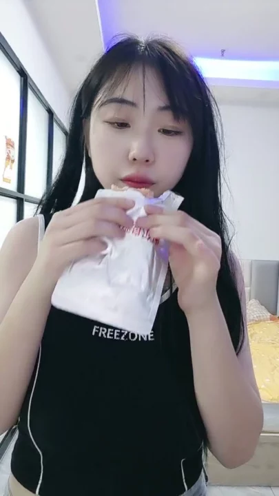 スクリーンショット 3 から Chinese Amateur Solo Masturbation — Xinyi Fingers Wet Pussy with Pink Lingerie