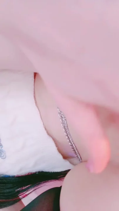 Screenshot 5 aus Chinesische Amateurin solo — Mengmeng fingert ihre nasse Muschi mit dem Vibrator