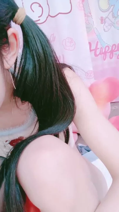 Screenshot 6 aus Chinesische Amateurin solo — Mengmeng fingert ihre nasse Muschi mit dem Vibrator