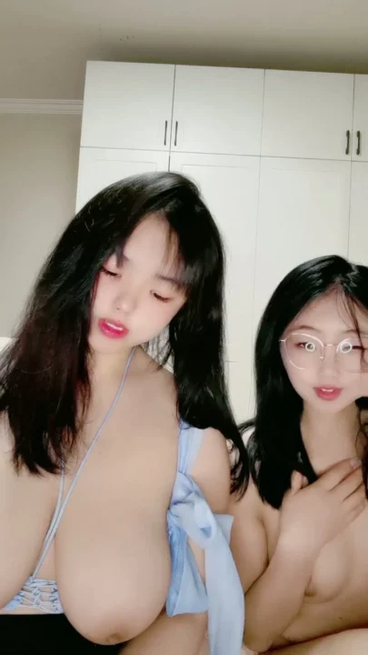 Screenshot 11 aus Chinesische Amateur-Solo — Zierliche Schönheit fingert ihre nasse Muschi vor der Kamera
