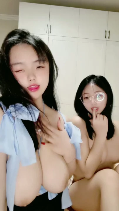Screenshot 14 aus Chinesische Amateur-Solo — Zierliche Schönheit fingert ihre nasse Muschi vor der Kamera