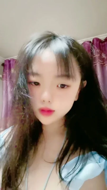 Screenshot 15 aus Chinesische Amateur-Solo — Zierliche Schönheit fingert ihre nasse Muschi vor der Kamera