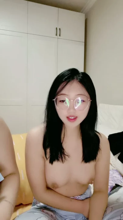 Screenshot 3 aus Chinesische Amateur-Solo — Zierliche Schönheit fingert ihre nasse Muschi vor der Kamera