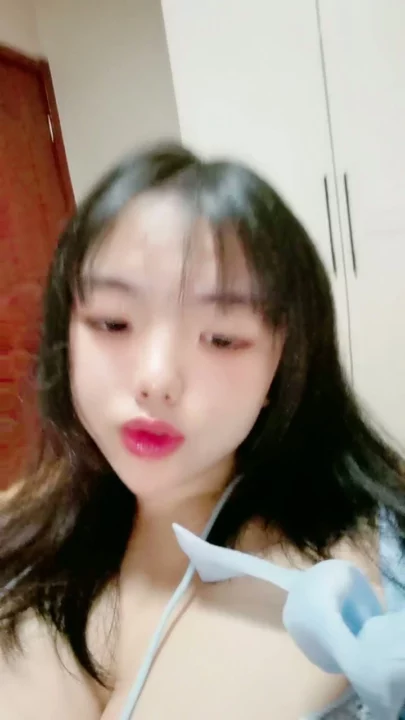 Screenshot 4 aus Chinesische Amateur-Solo — Zierliche Schönheit fingert ihre nasse Muschi vor der Kamera