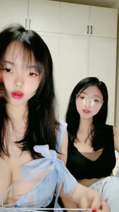 中国业余自拍 — 小美女湿漉漉的自摸私处